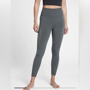 Athleta Mudra 7/8 Tight leggings in Anthracite‎ Grey Size S/M